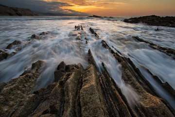 Olas entre las rocas efecto seda