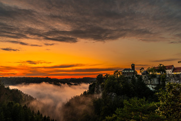 Sonnenuntergang an der Burg Hohnstein