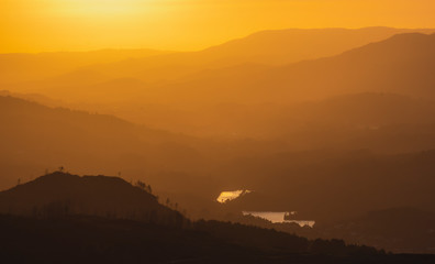 Bonito Pôr do sol laranja nas montanhas
