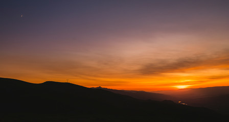 Obraz premium Bonito Pôr do sol laranja nas montanhas