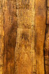Ein Bretterzaun im Wild West Look aus der Schwarte, bei dem die einzelnen Schwartebretter gegeneinander gedreht und blickdicht überlappend verschraubt sind. Das Holz ist mit farblosem Lack gestrichen