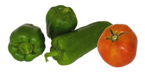 Dois pimentos verdes, um pimento doce e um tomate