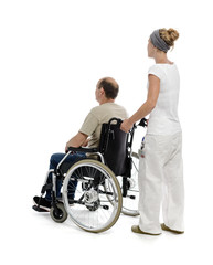 Obraz premium Pflegepersonal Kranklenschwester schiebt Patient im Rollstuhl Gesundheitswesen