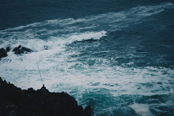 Inmenso mar enfrente de un pescador