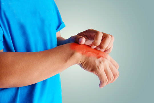 Itching of skin diseases in men using the hand-scratching.