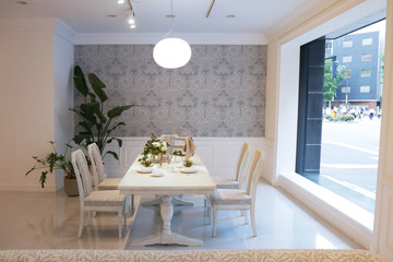 上品な部屋とテーブル