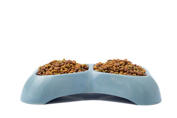 Croquetas para perro en recipiente azul con fondo blanco