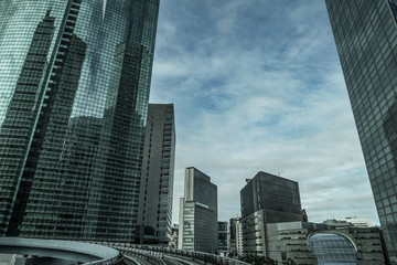 ゆりかもめ東京臨海新交通臨海線から見える東京のビル群