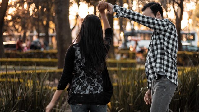 Pareja bailando en el parque