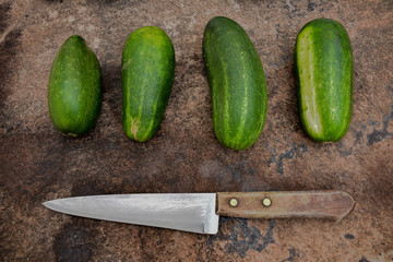 pepinos con un cuchillo