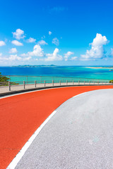 オレンジ色の道路と伊平屋島の海