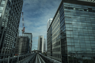 Fototapeta premium ゆりかもめ東京臨海新交通臨海線から見える東京のビル群