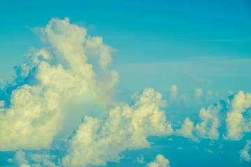 夕焼けに照らされる夏空の入道雲