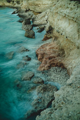 Orilla de mar y costa desgajada