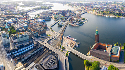 Stockholm, Zweden. Panorama van de stad. Het stadhuis van Stockholm kijkt uit over het zakelijke en historische deel van de stad. Gebouwd in 1923, stadhuis van rode baksteen