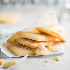 Классическое масленное печенье с орехами и кунжутом