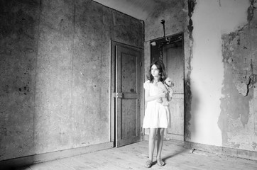fille dans une chambre horrible effrayant un cauchemar