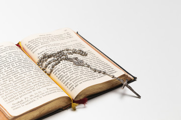 Fototapeta premium Close-up open holy book with necklace