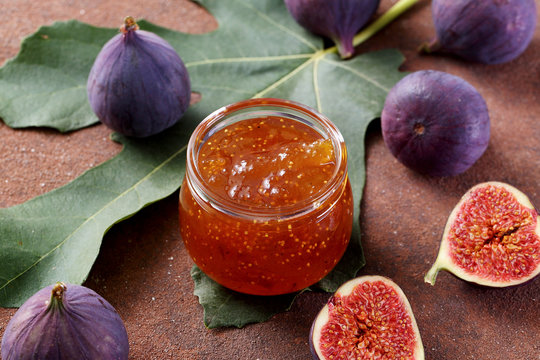 marmellata o confettura di fichi in barattolo di vetro 