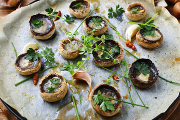 primo piano funghi trifolati cucinati in forno 