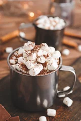 Deurstickers Kop warme chocolademelk met marshmallows op tafel © Pixel-Shot