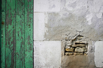 texture de vieux mur abîmé et vieux porte verte