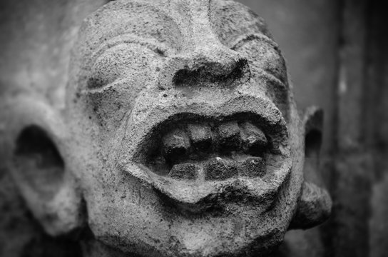 Le portrait d'une gargouille. Une gargouille en gros plan. Un visage laid. Le portrait en pierre d'un homme