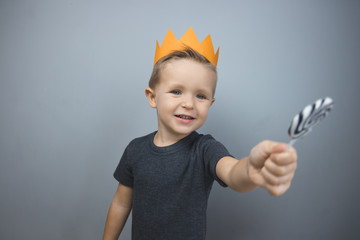 little boy with crown - obrazy, fototapety, plakaty
