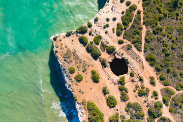 Vue aérienne sur les côtes rocheuses à proximité de Albufeira