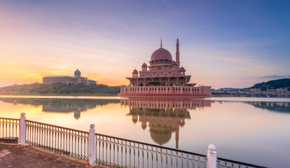 Obraz premium Putra Mosque motion sky sunrise moments. The Mosque is the principal mosque of Putrajaya, Landmark in Malaysia / Shallow depth of field, slight motion blur.