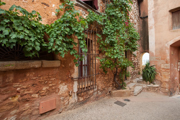 Fototapeta na wymiar The old town of Roussillon, Vaucluse, Provence-Alpes-Côte d'Azur region, France, Europe