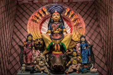 Obraz premium Idol of Goddess Devi Durga at a decorated puja pandal in Kolkata, West Bengal, India. Durga Puja is a popular and major religious festival of Hinduism that is celebrated throughout the world.