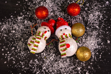 Decoracion navideña en fondo negro celebracion fiestas muñeco de nieve