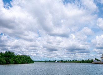 Fototapeta premium cloudy blue sky beyond the river