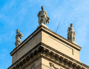 Obraz premium Statues on the top of a classical building