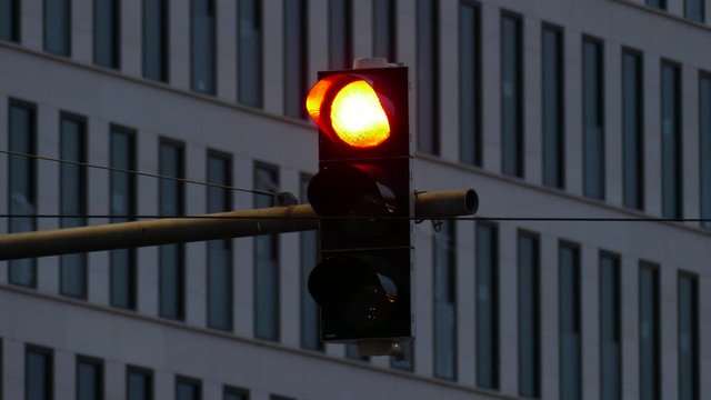 Verkehrsampel  schaltet von rot auf Gr&uuml;n bei Abendd&auml;mmerung, Bremen, Deutschland