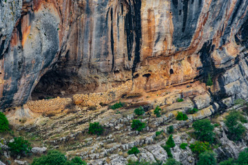 Cuevas en el calar , montaña de roca caliza en Benizar,Moratalla(España)