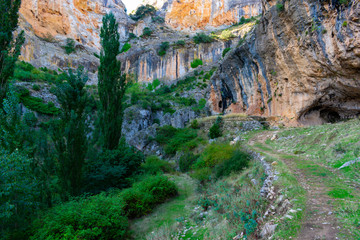 Cuevas en el calar , montaña de roca caliza en Benizar,Moratalla(España)