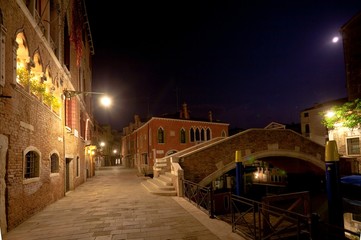 Fototapeta premium In Venice at night, complete silence instead of tidal waves of tourists.
