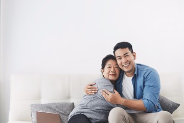 Fototapeta premium happy couple sitting on sofa watching tv