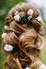 Naklejka premium Wedding hairstyle bride. Hairstyle side view