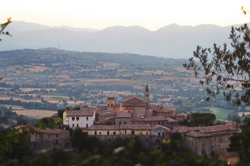Obraz premium View of Giano dell'Umbria at dawn, Italy