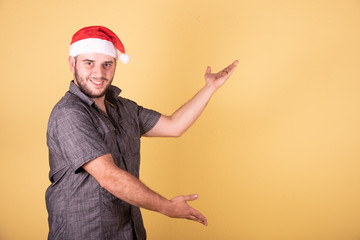 Chico con gorro navidad en la oficina 