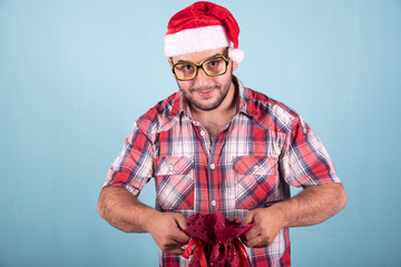 Hombre con regalos de navidad abriendo sorprendido y feliz 