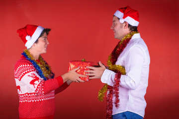 Pareja intercambiando regalos de navidad ilusion