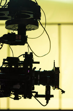 Cam&eacute;ra de cin&eacute;ma sur fond jaune