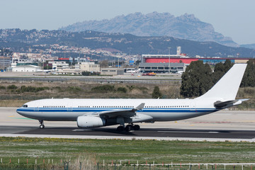 Fototapeta premium gran avión transcontinental en la pista del aeropuerto
