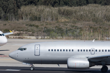 cabina avión en la pista de despegue
