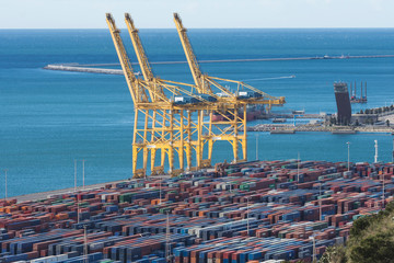 contenedores, barcos y grúas del puerto