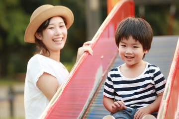 滑り台で遊ぶ親子